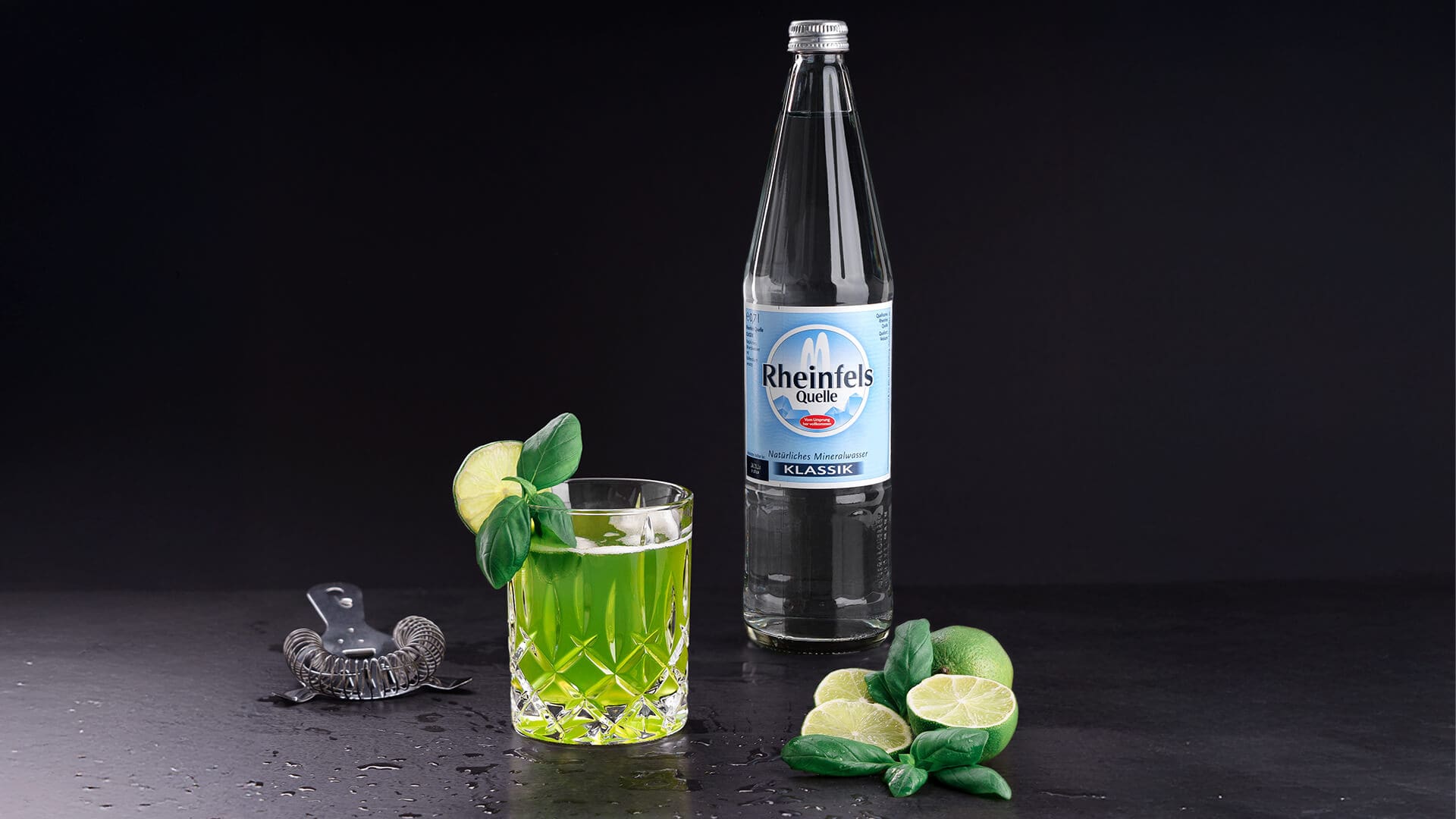 Basil Smash mit einer Rheinfels Quelle Klassik Flasche