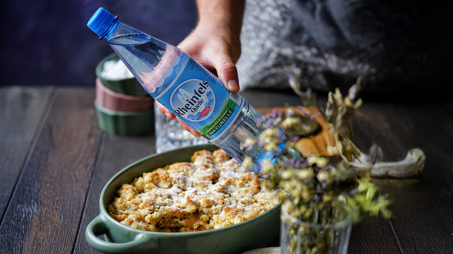 Birnencrumble mit einer Rheinfels Quelle Naturelle Flasche