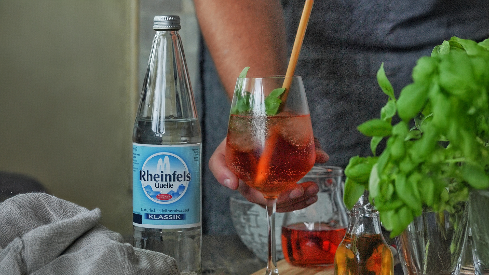 Cocktail Paul angerichtet in einem Glas daneben steht ein Flasche Rheinfels Quelle Klassik.
