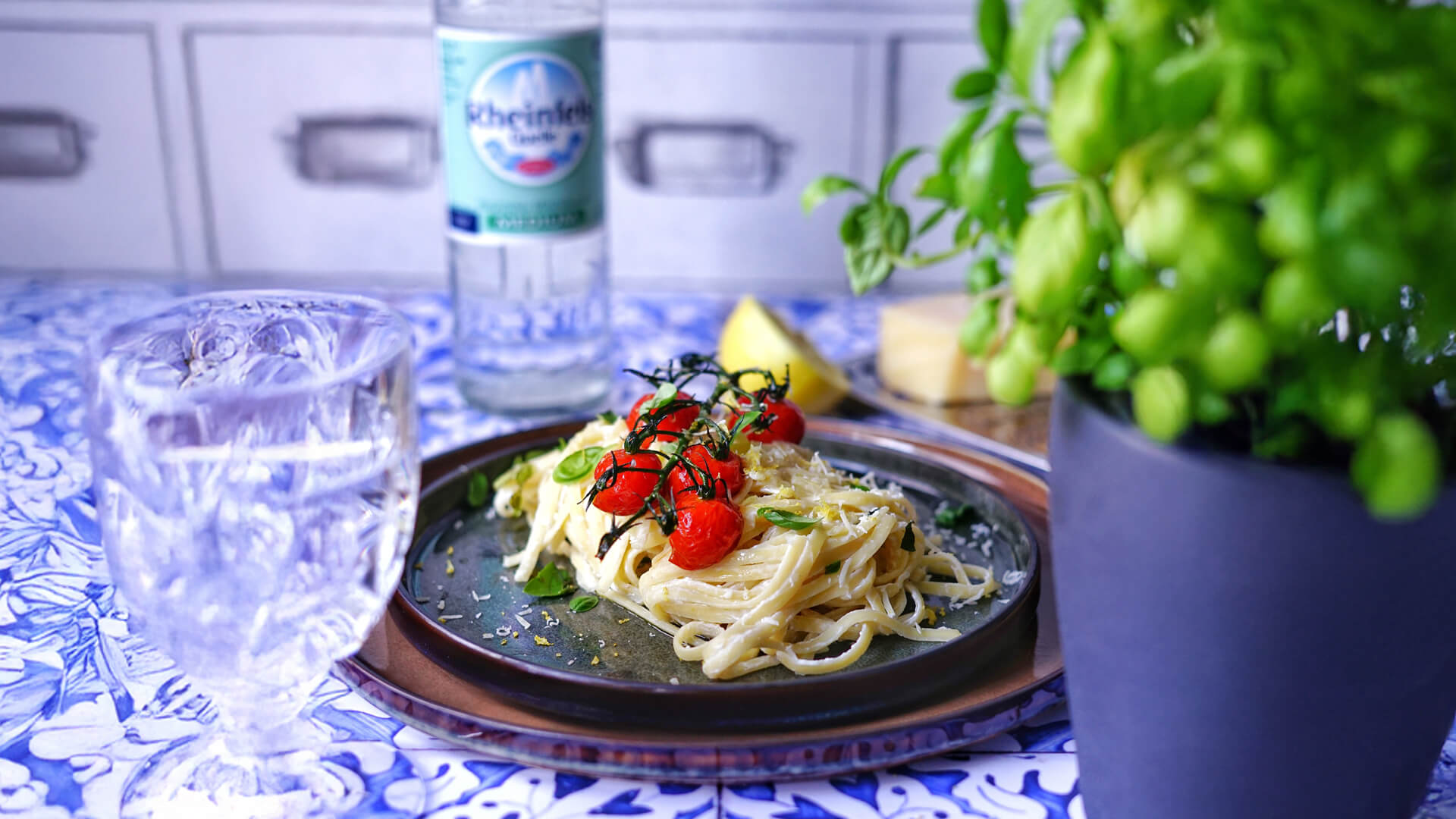 Pasta mit Ricottasauce mit einer Rheinfels Quelle Medium Flasche