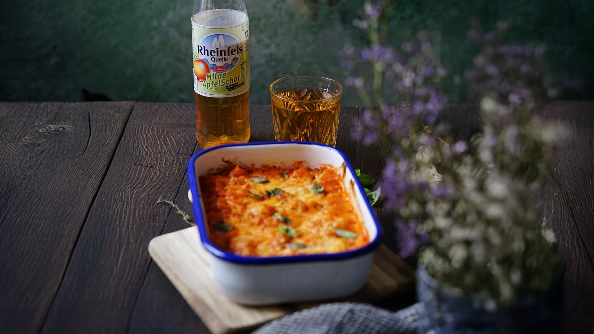 Gnocchi-Kürbis-Auflauf mit einer Rheinfels Quelle Apfelschorle Flasche