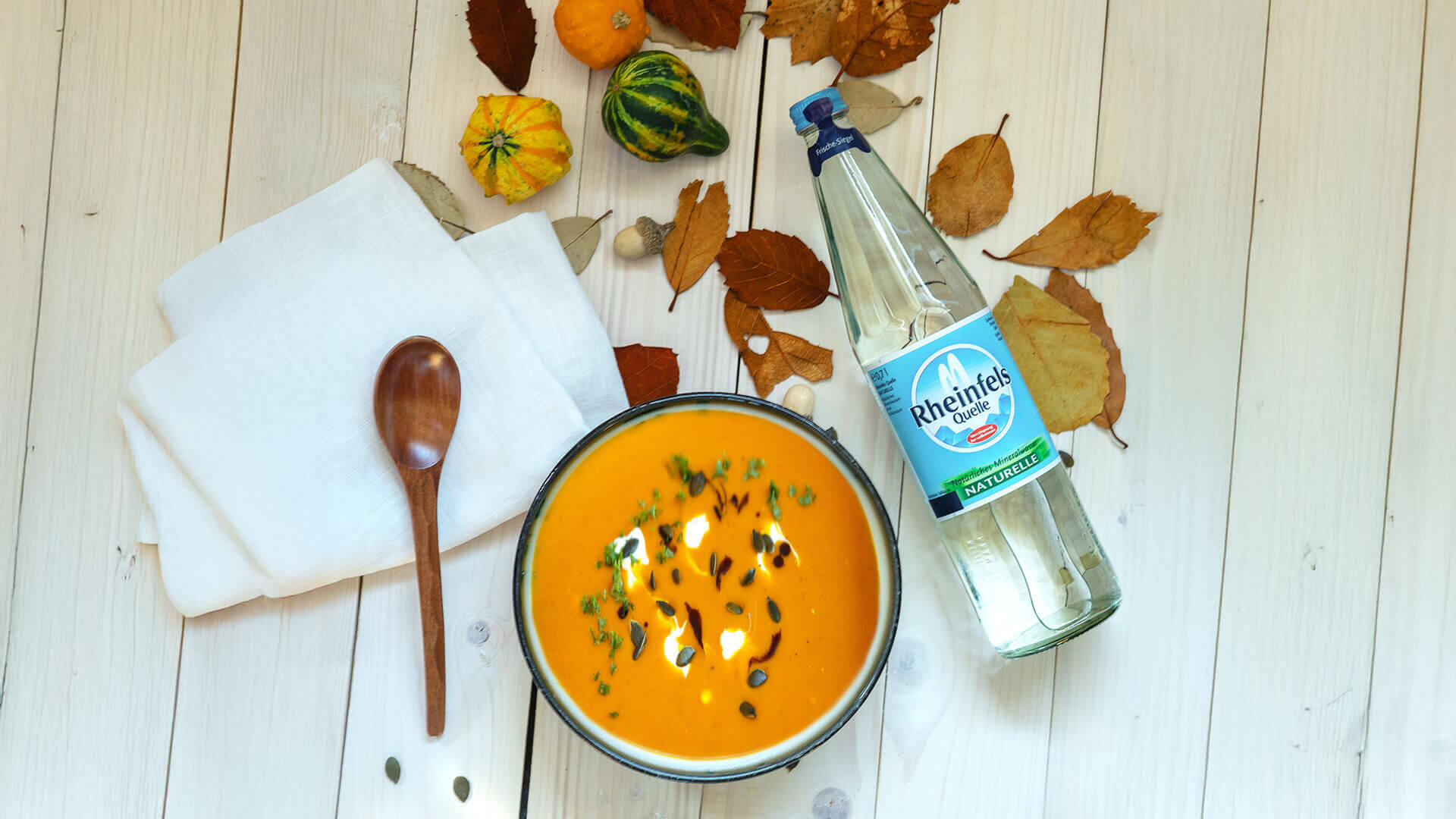 Kürbissuppe mit einer Rheinfels Quelle Naturelle Flasche