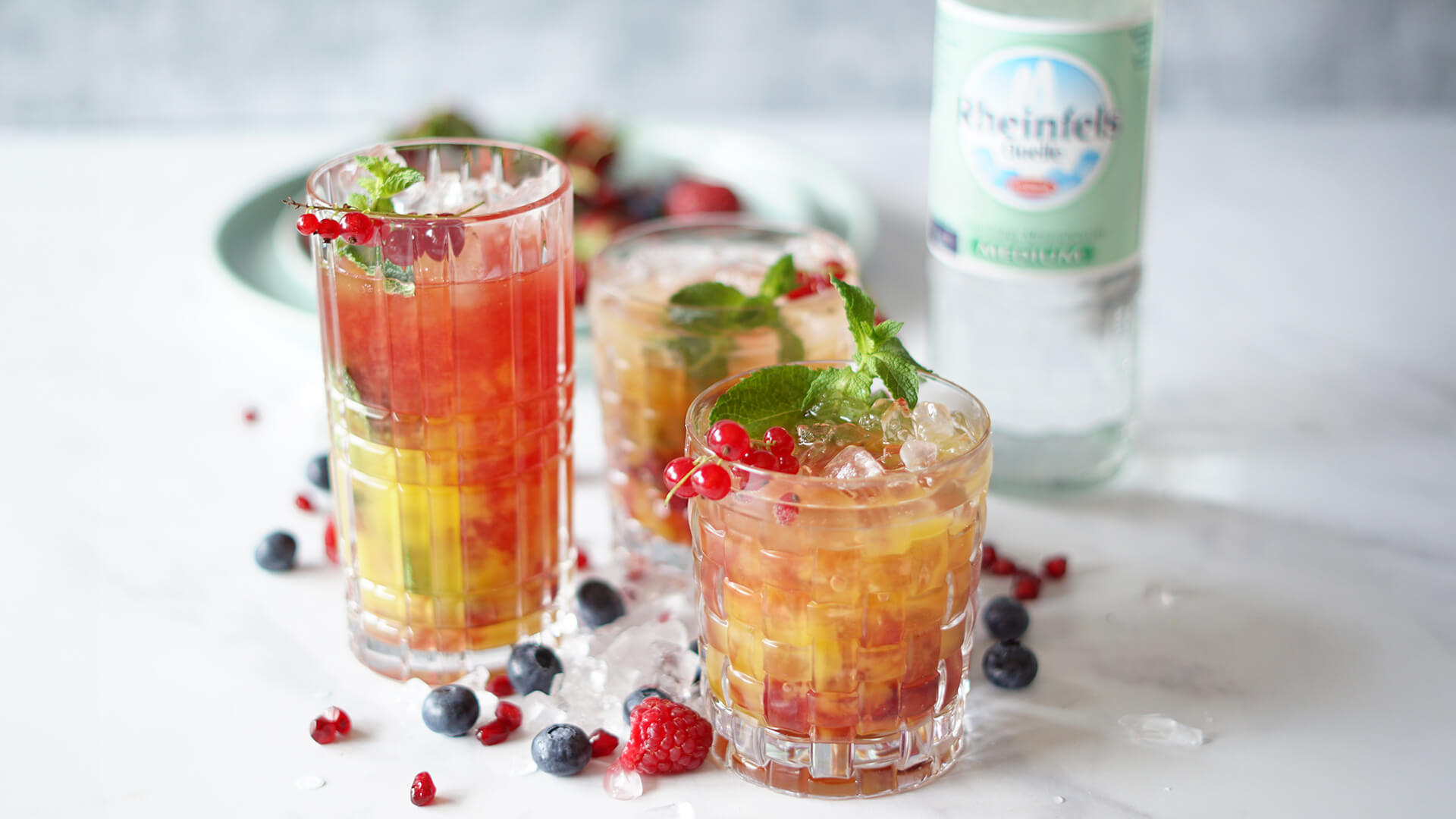 Mango-Mocktail mit einer Rheinfels Quelle Medium Flasche