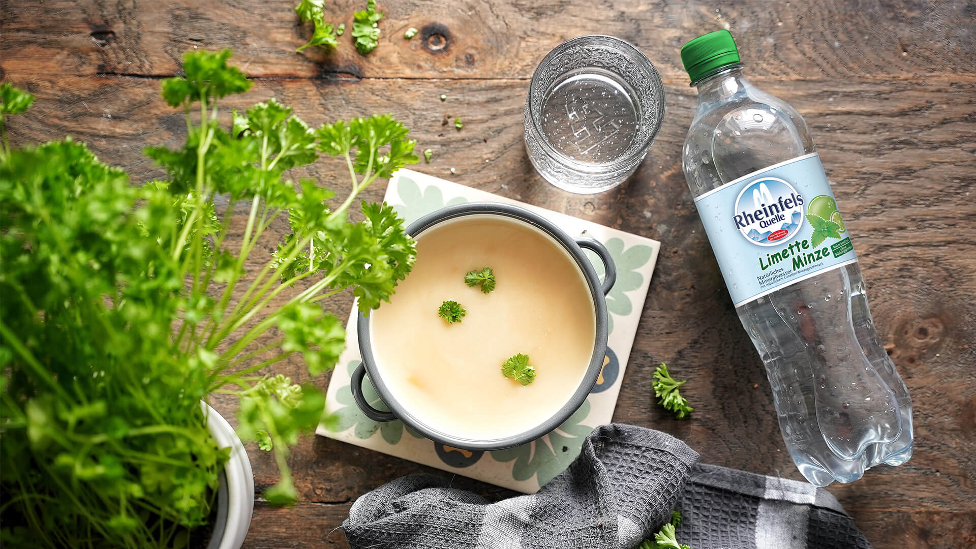 Spargelcremesuppe mit einer Rheinfels Quelle Limette-Minze Flasche