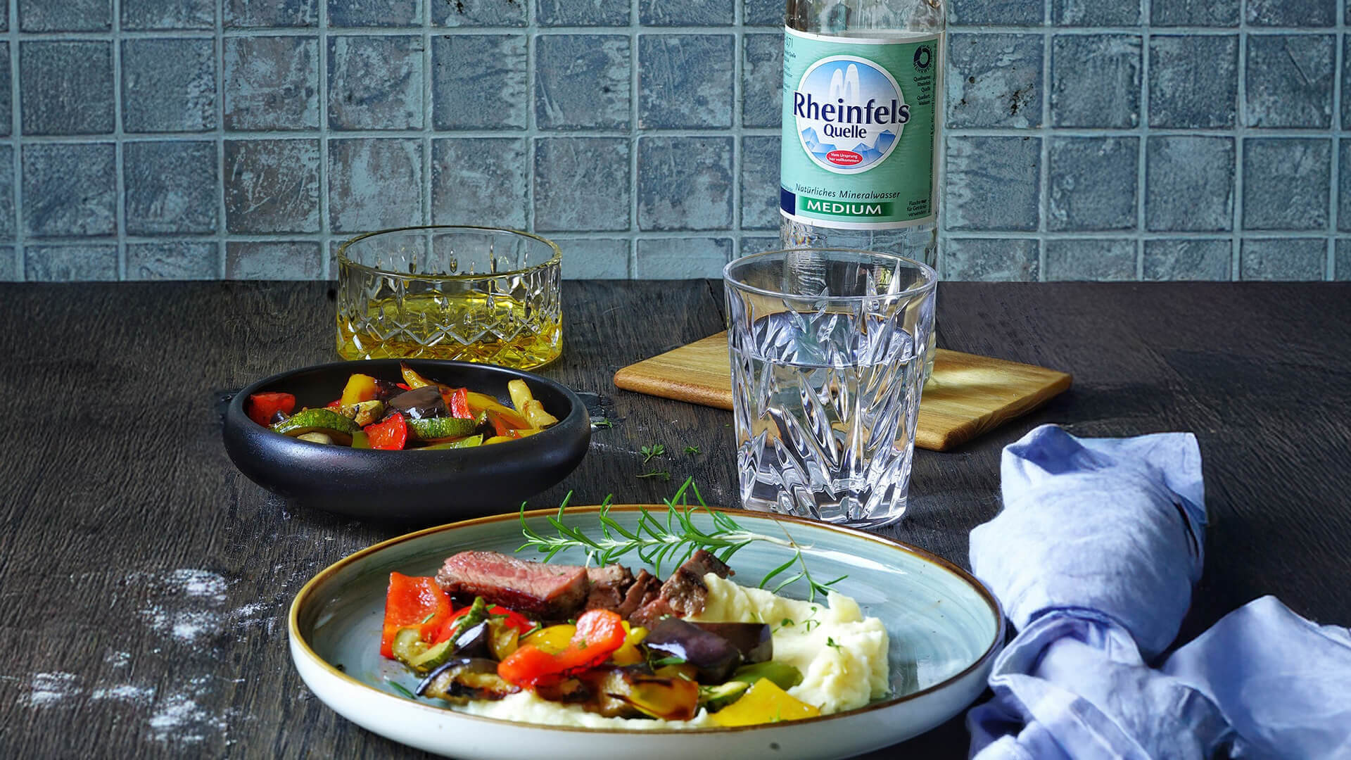 Steak mit einer Rheinfels Quelle Medium Flasche